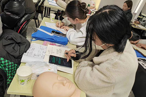 到正规微整技术学校学习针剂美容，找对平台，赚钱技术轻松学会！